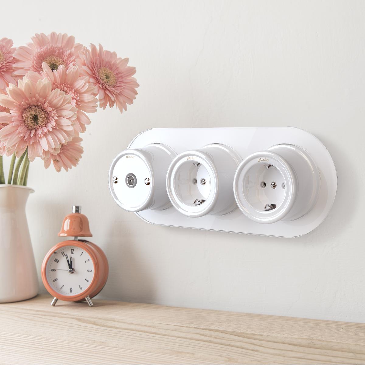 Розетка с заземлением белый ретро W5671001