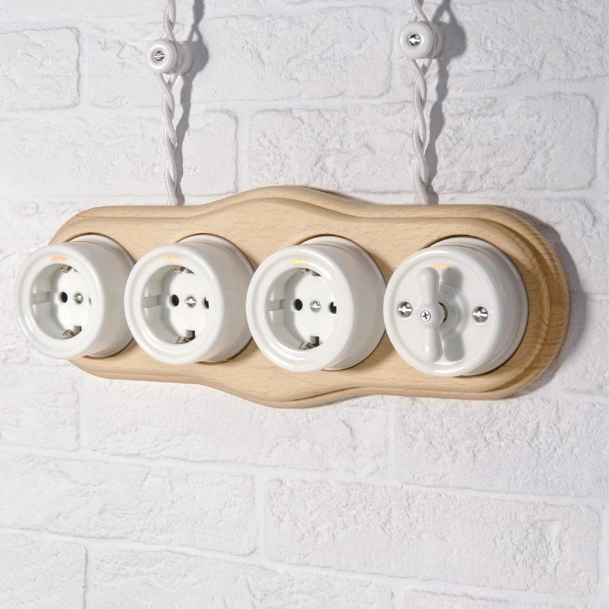 Розетка с заземлением белый ретро W5671001